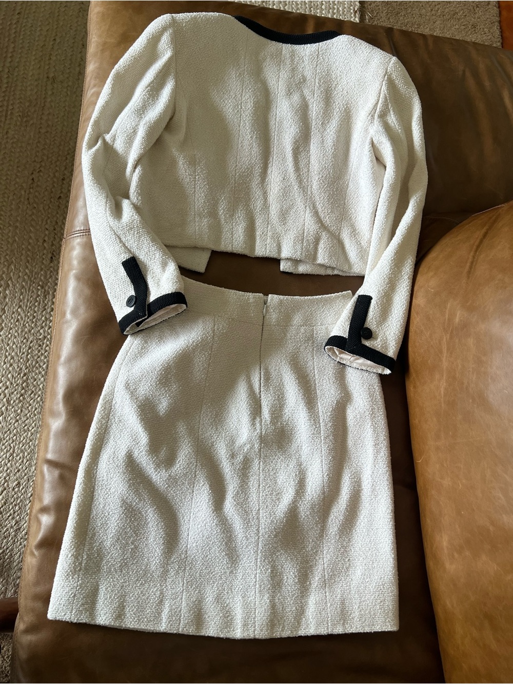 STUNNING Vintage tweed Chanel suit set - Picture 5 of 8